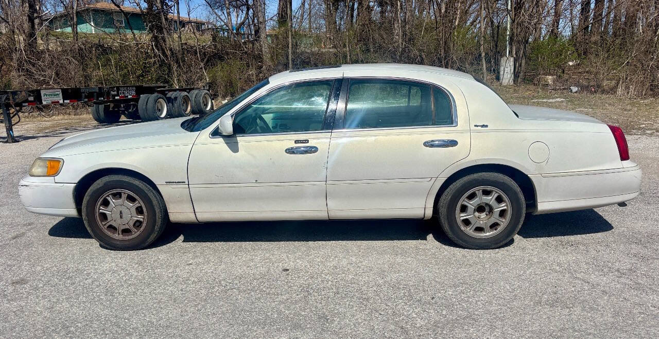Used 2000 Lincoln Town Car Signature RWD image 10