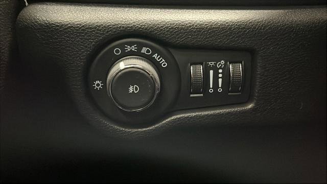 Used 2024 Chrysler Pacifica Touring image 37