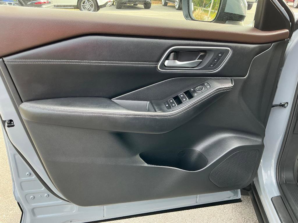 Used 2023 Nissan Rogue Platinum w/ Platinum Premium Package image 14