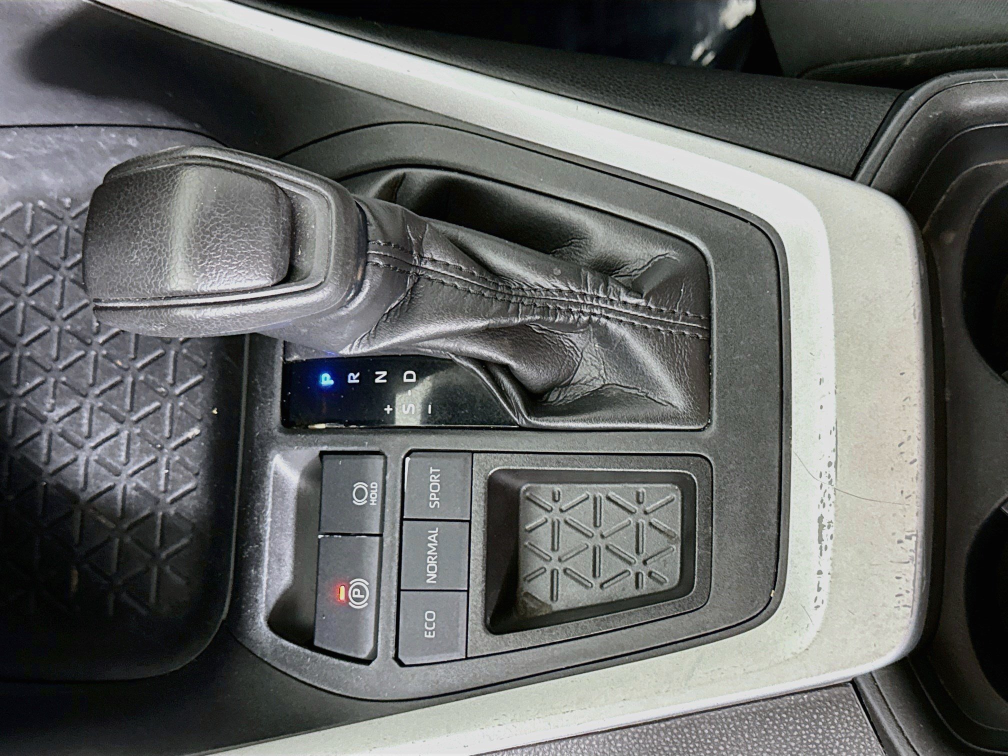Used 2020 Toyota RAV4 LE FWD image 20
