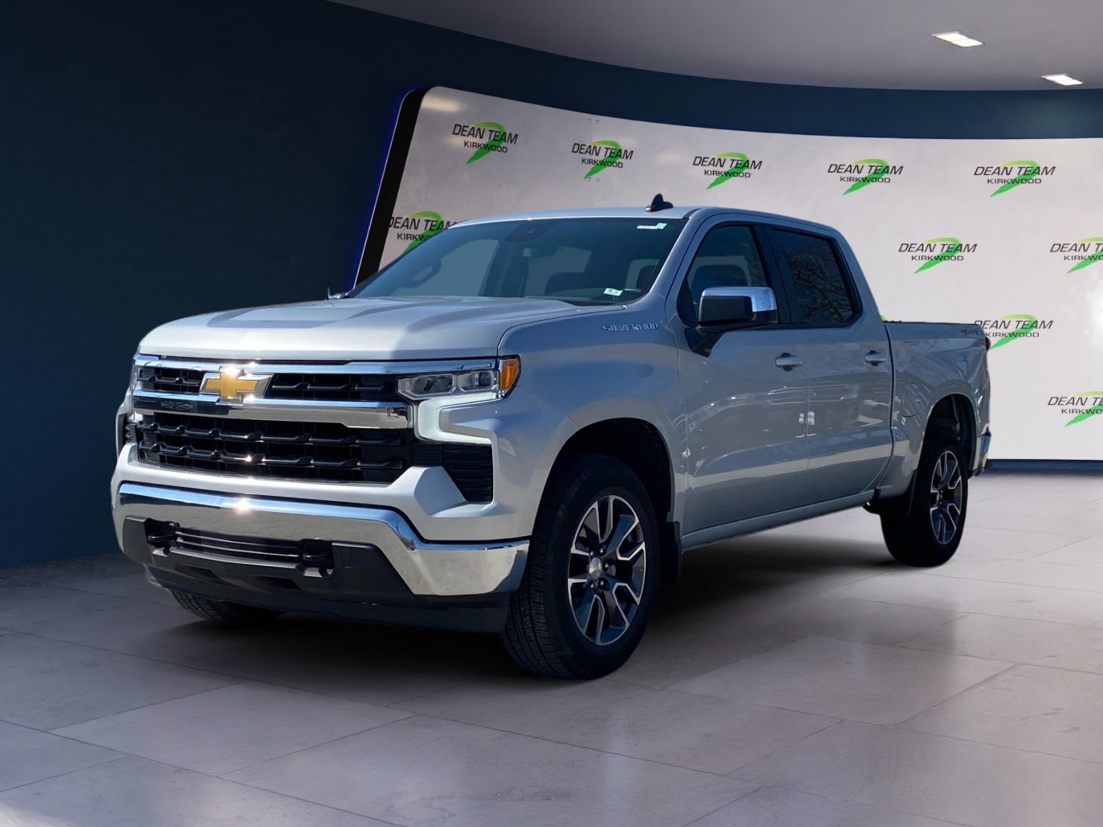 Used 2022 Chevrolet Silverado 1500 LT AWD/4WD image 3