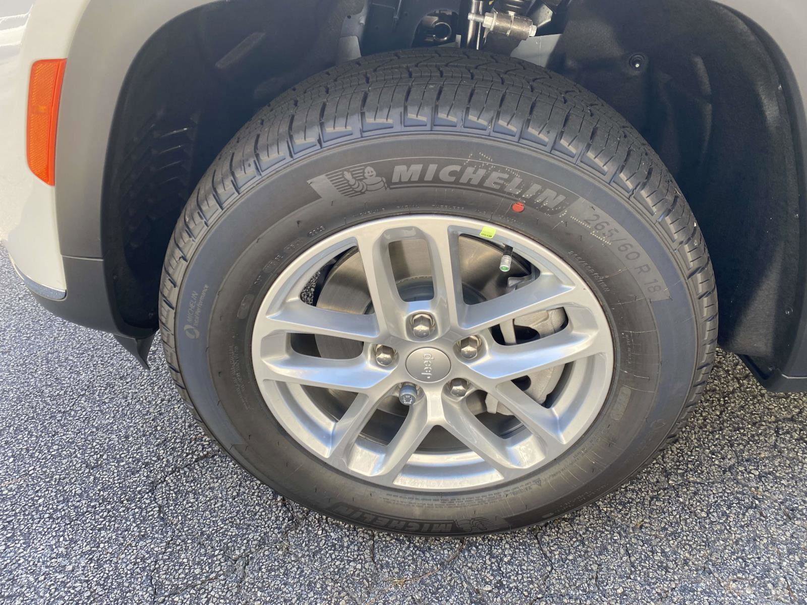 New 2025 Jeep Grand Cherokee L Laredo w/ Luxury Tech Group I image 15