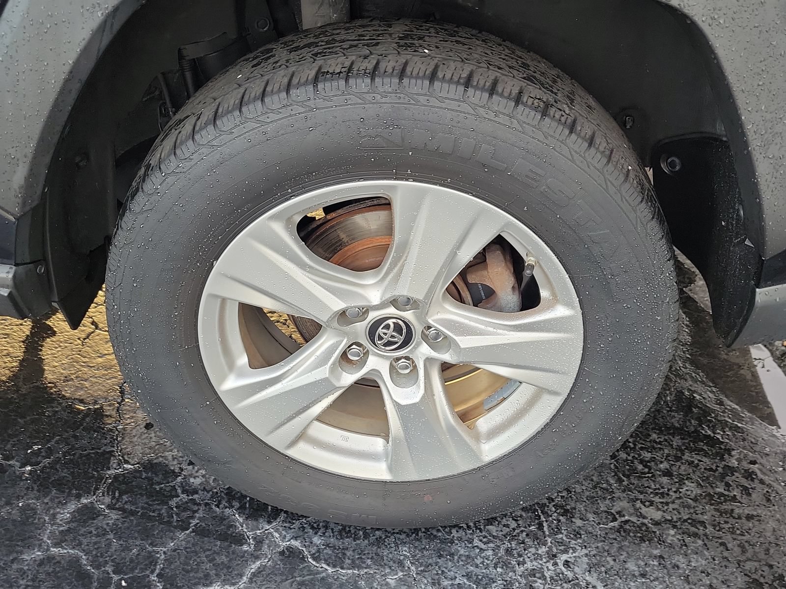 Used 2019 Toyota RAV4 XLE w/ Convenience Package FWD image 9