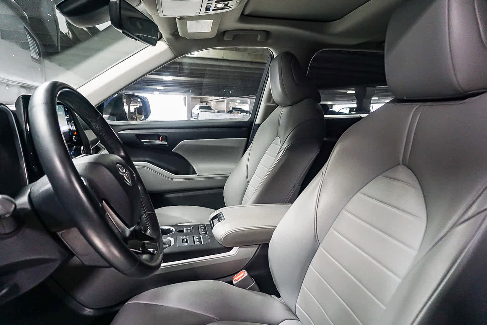 Used 2020 Toyota Highlander XLE image 23