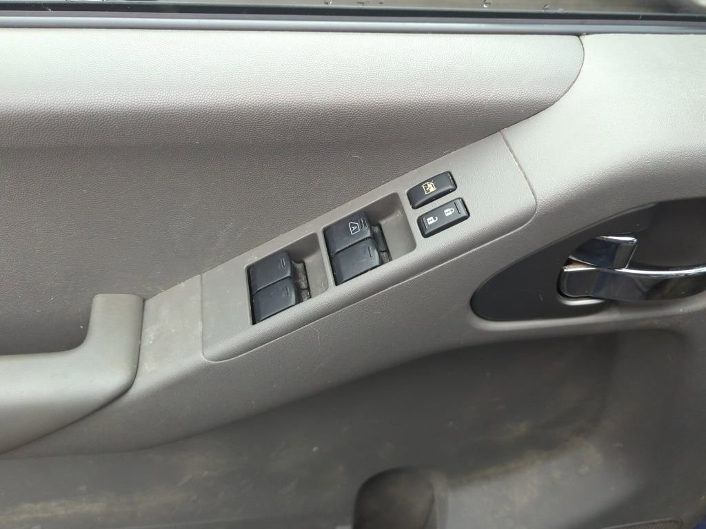 Used 2014 Nissan Frontier SV image 8