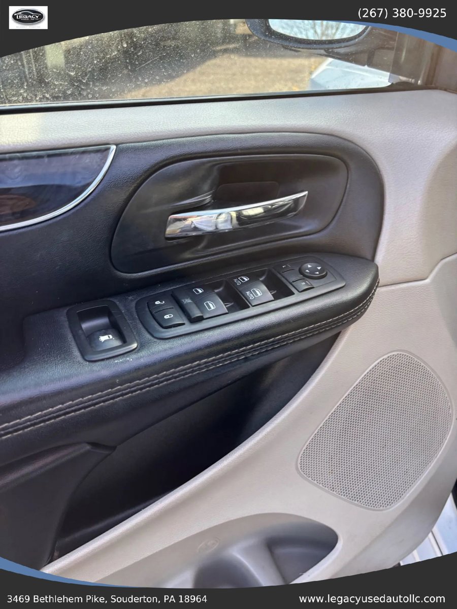 Used 2016 Chrysler Town & Country Touring FWD image 20