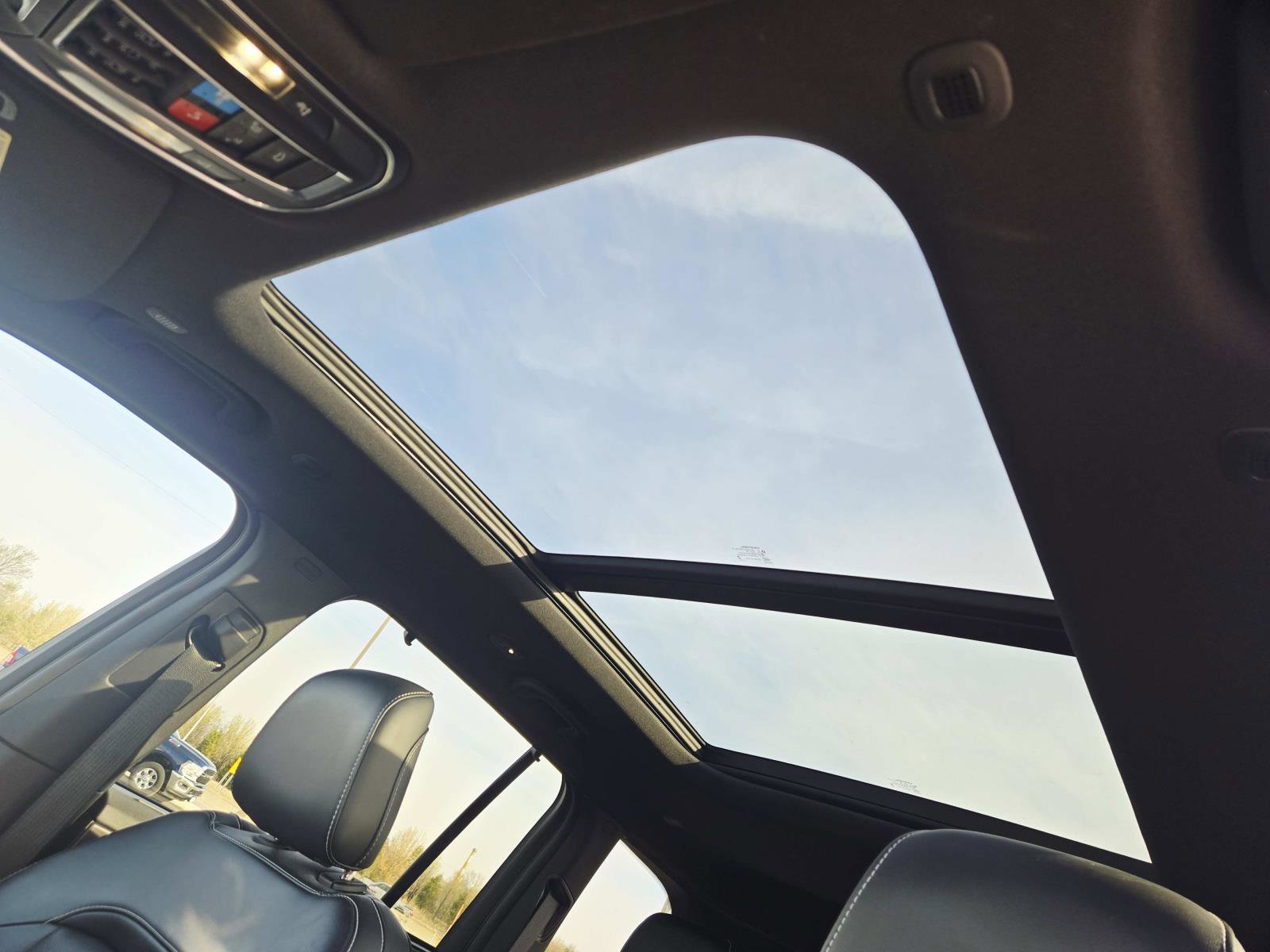 Used 2024 Jeep Grand Cherokee Limited w/ Luxury Tech Group II image 10