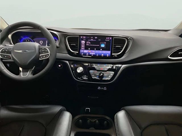 Used 2025 Chrysler Pacifica Select FWD image 13