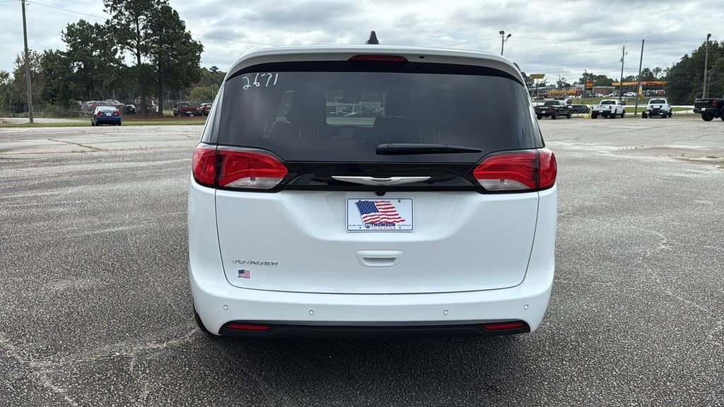 New 2026 Chrysler Voyager LX image 7