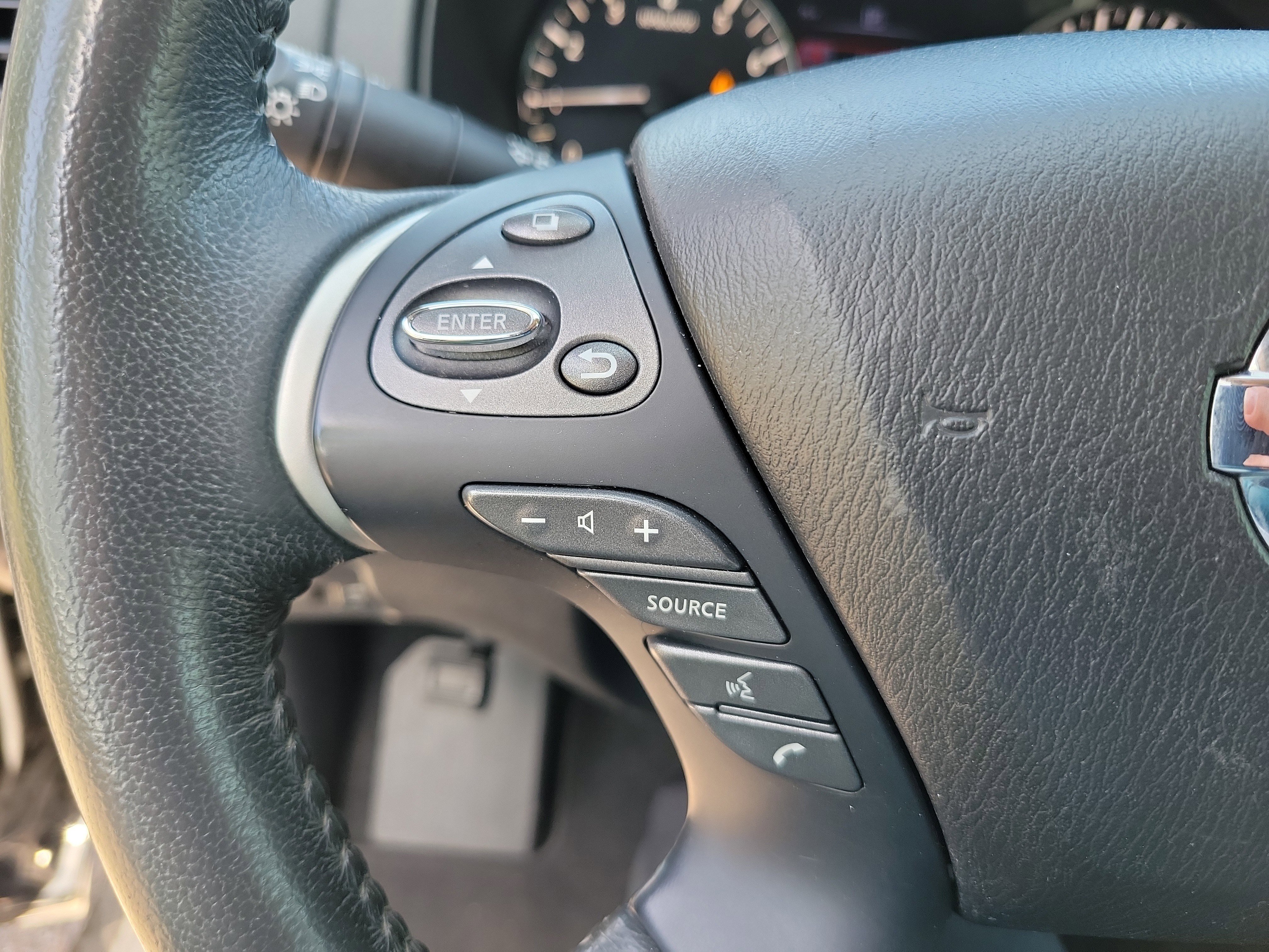 Used 2018 Nissan Pathfinder SL FWD image 16