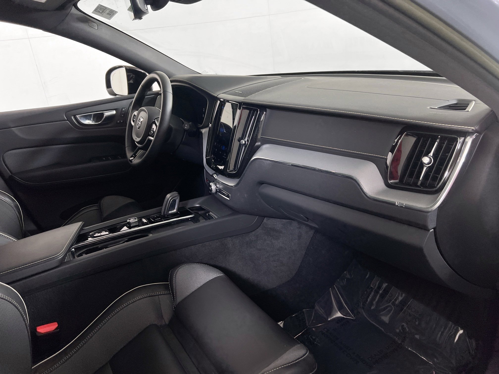 Used 2022 Volvo XC60 B5 R-Design w/ Advanced Package image 29