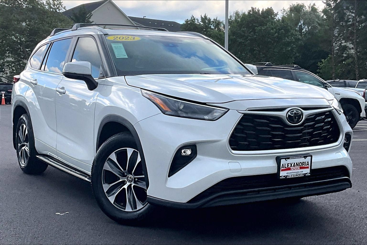 Used 2023 Toyota Highlander XLE AWD/4WD image 2