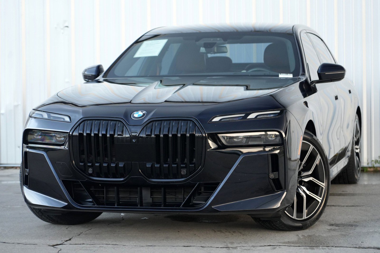 Used 2023 BMW 760i xDrive image 3