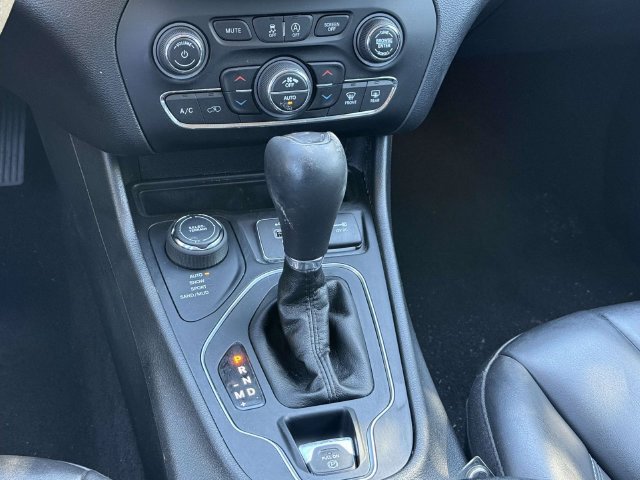 Used 2019 Jeep Cherokee Latitude Plus w/ Comfort/Convenience Group AWD/4WD image 12