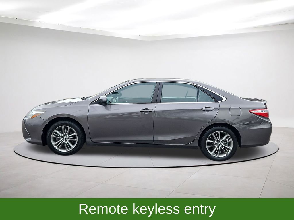 Used 2017 Toyota Camry SE image 4