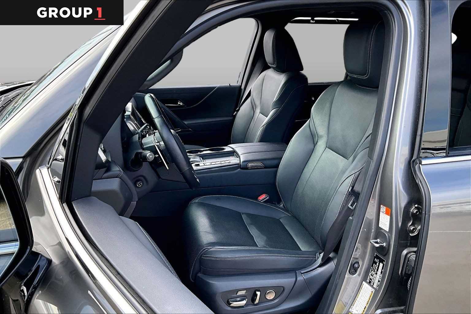 Used 2025 Lexus LX 600 4WD w/ Accessory Package (2T) image 7