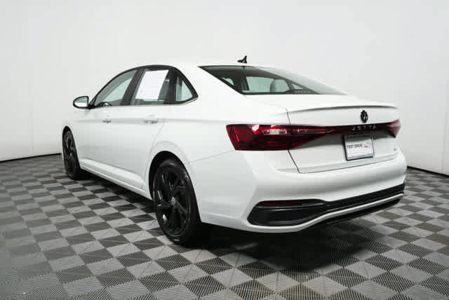 Certified 2025 Volkswagen Jetta SE w/ Black Wheel Package FWD image 29