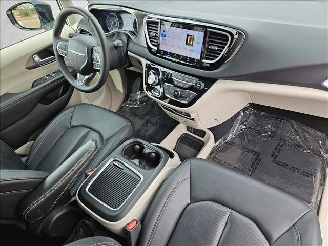 Used 2024 Chrysler Pacifica Touring-L FWD image 26