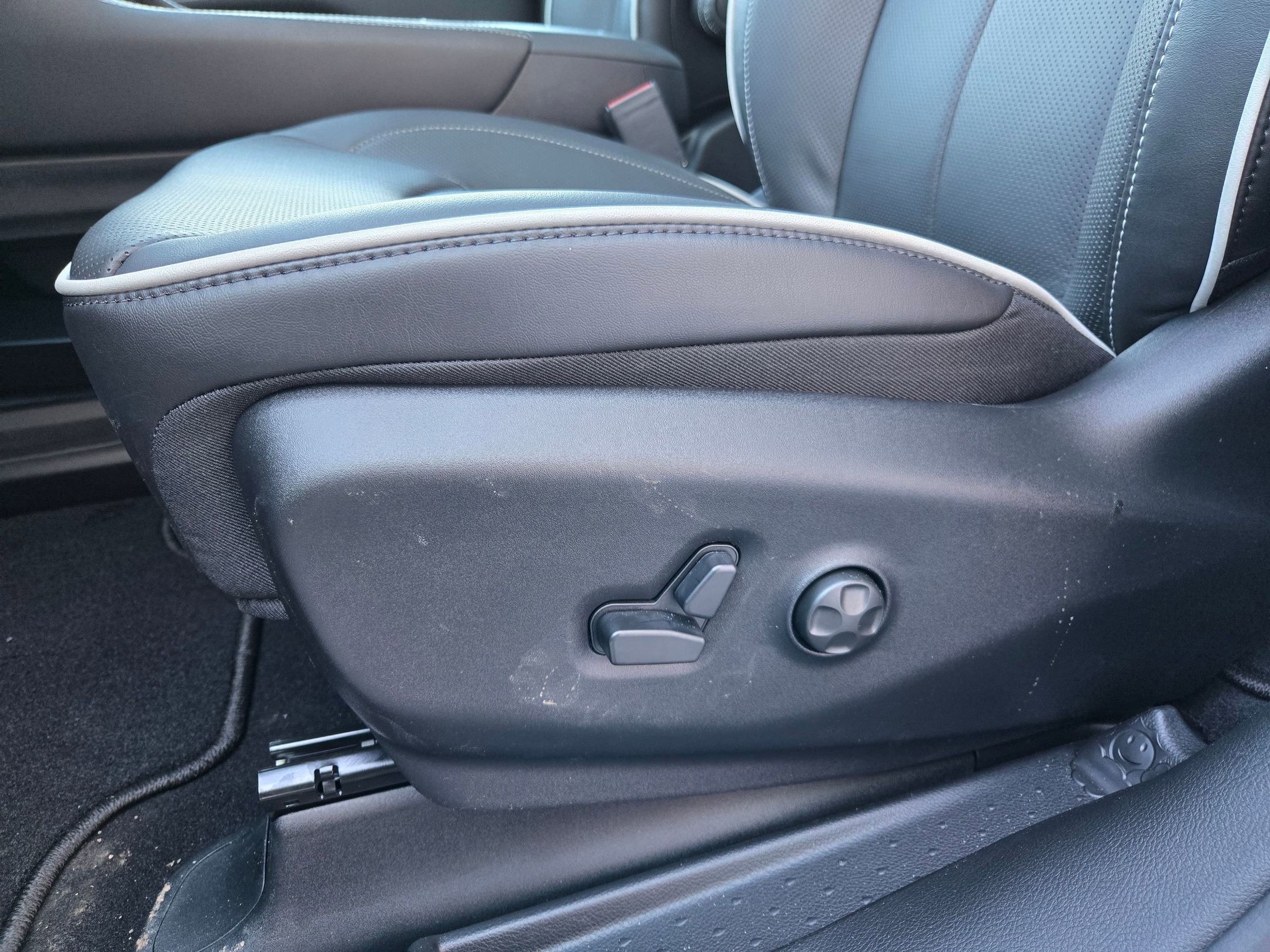 New 2026 Chrysler Pacifica Limited w/ Uconnect Theater Family Group image 20