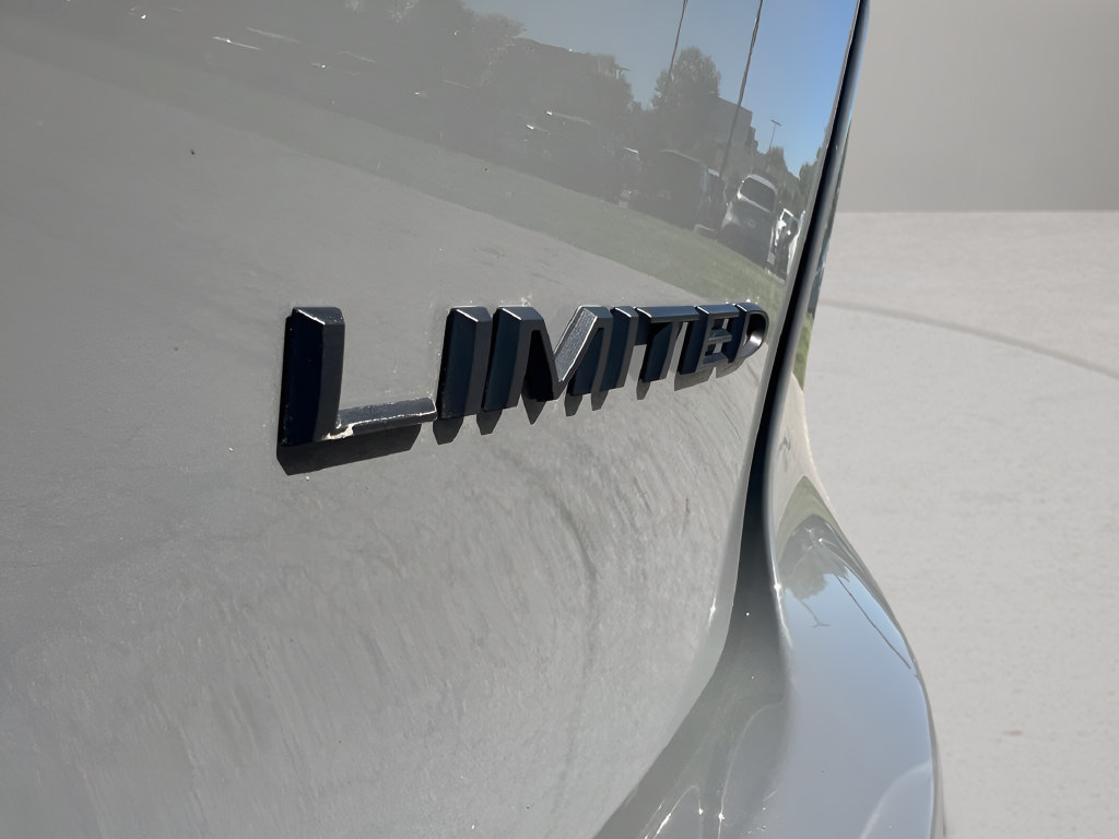 Used 2025 Chrysler Pacifica Limited FWD image 38