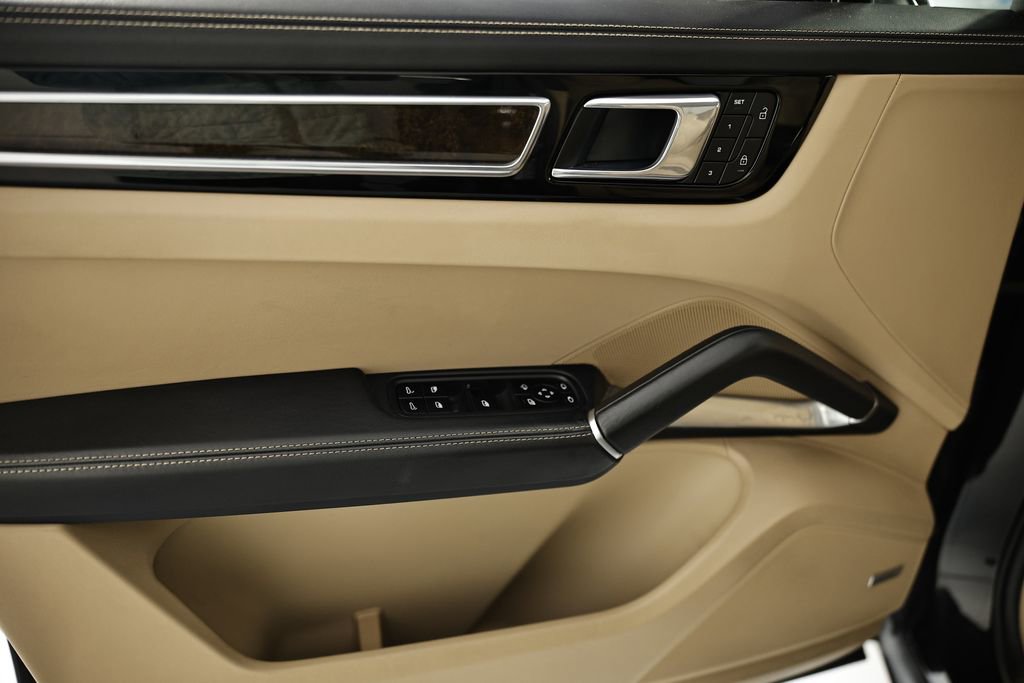 Certified 2022 Porsche Cayenne Turbo AWD/4WD image 18