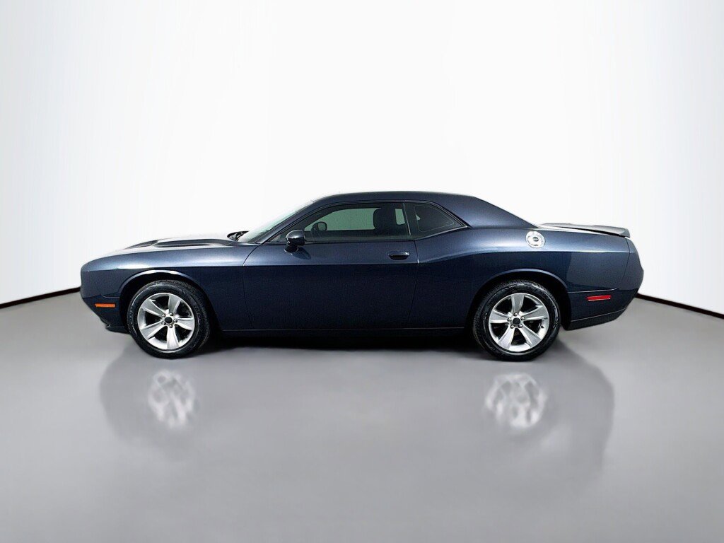 Used 2018 Dodge Challenger SXT image 2