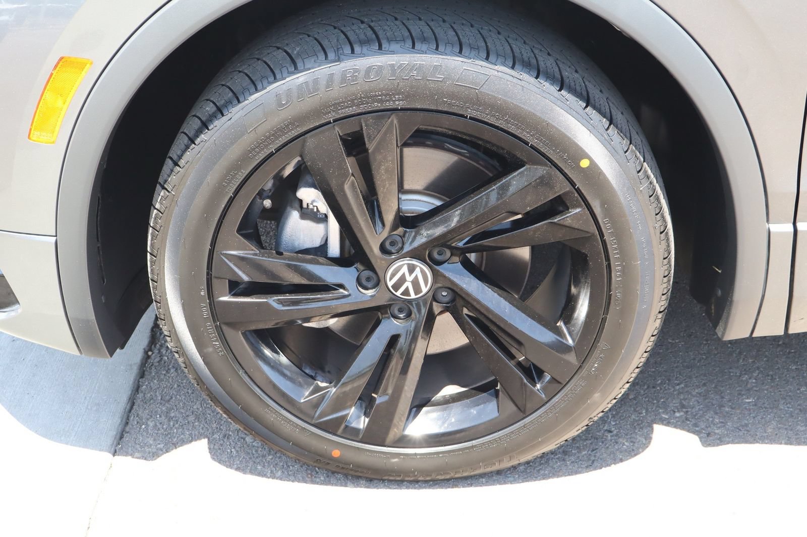Used 2023 Volkswagen Tiguan SE R-Line FWD image 14