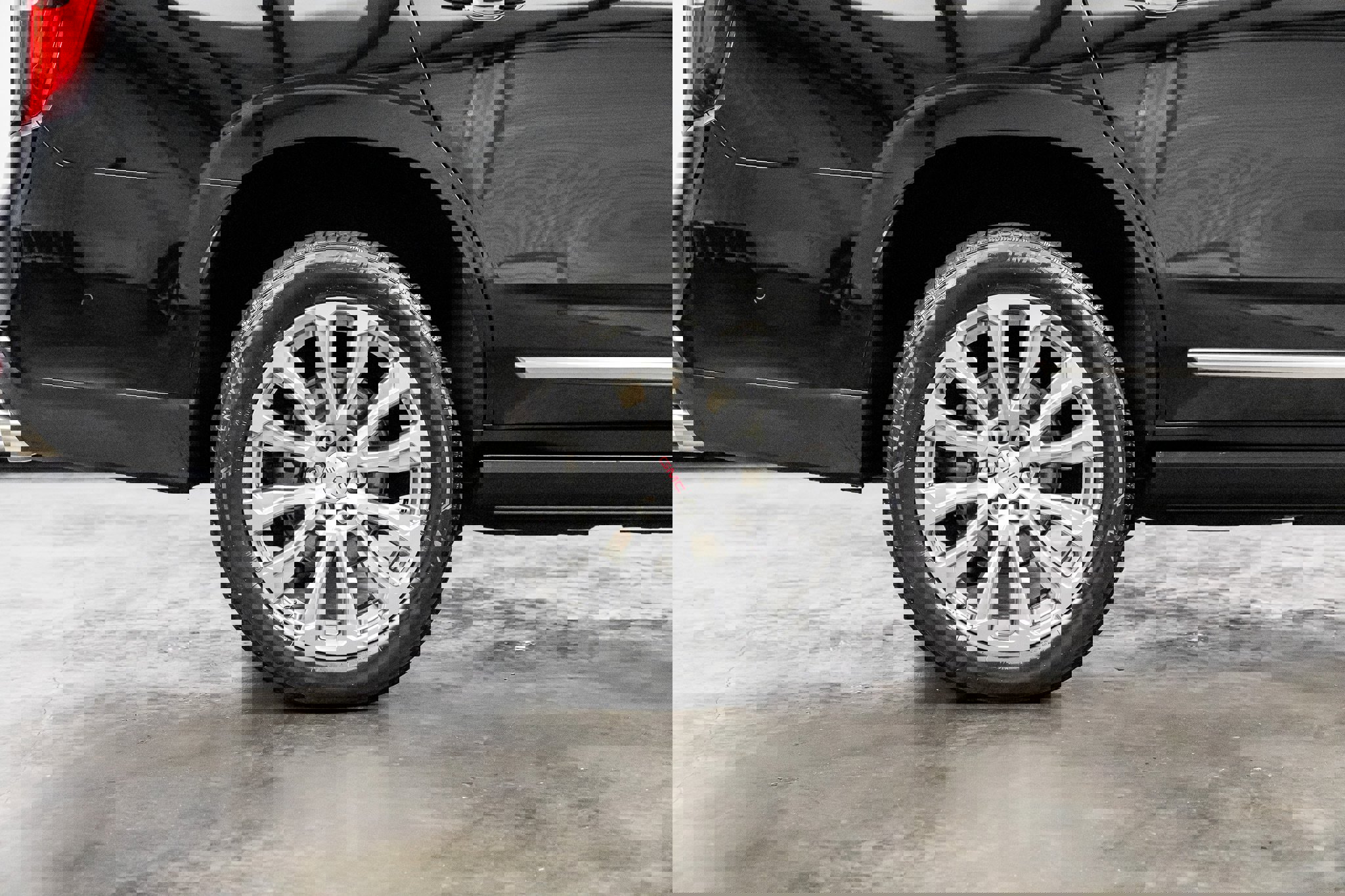 Used 2023 GMC Yukon Denali w/ Denali Reserve Package image 27