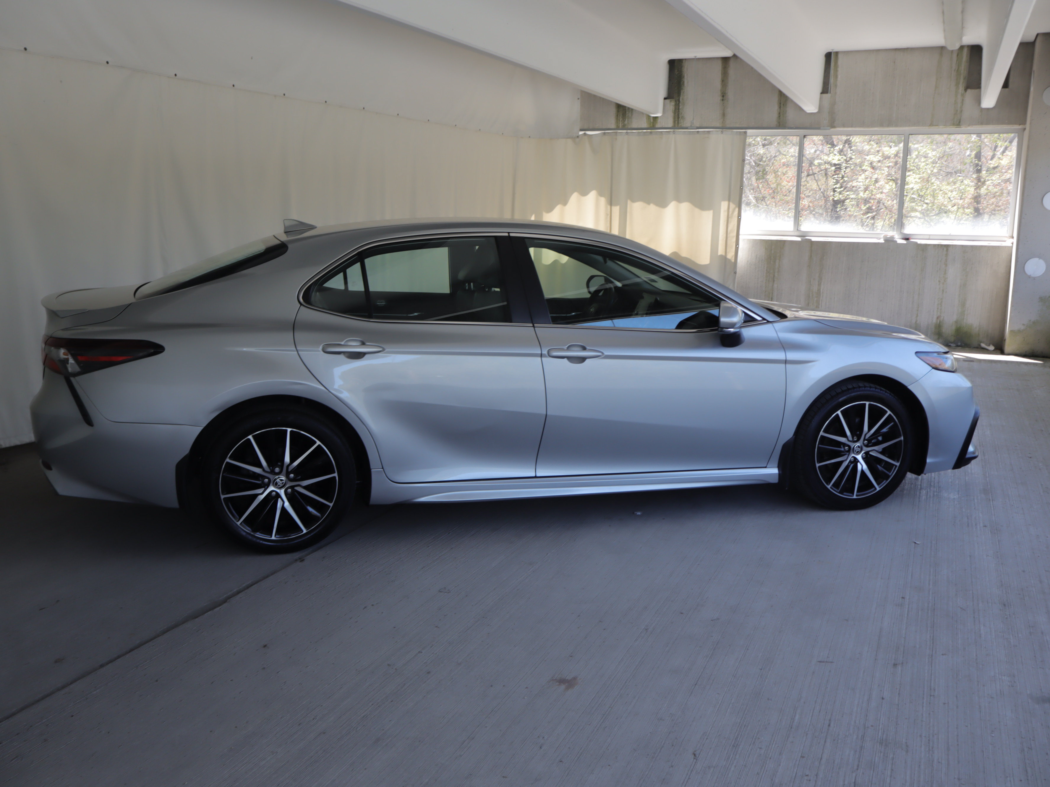 Used 2023 Toyota Camry SE AWD/4WD image 4