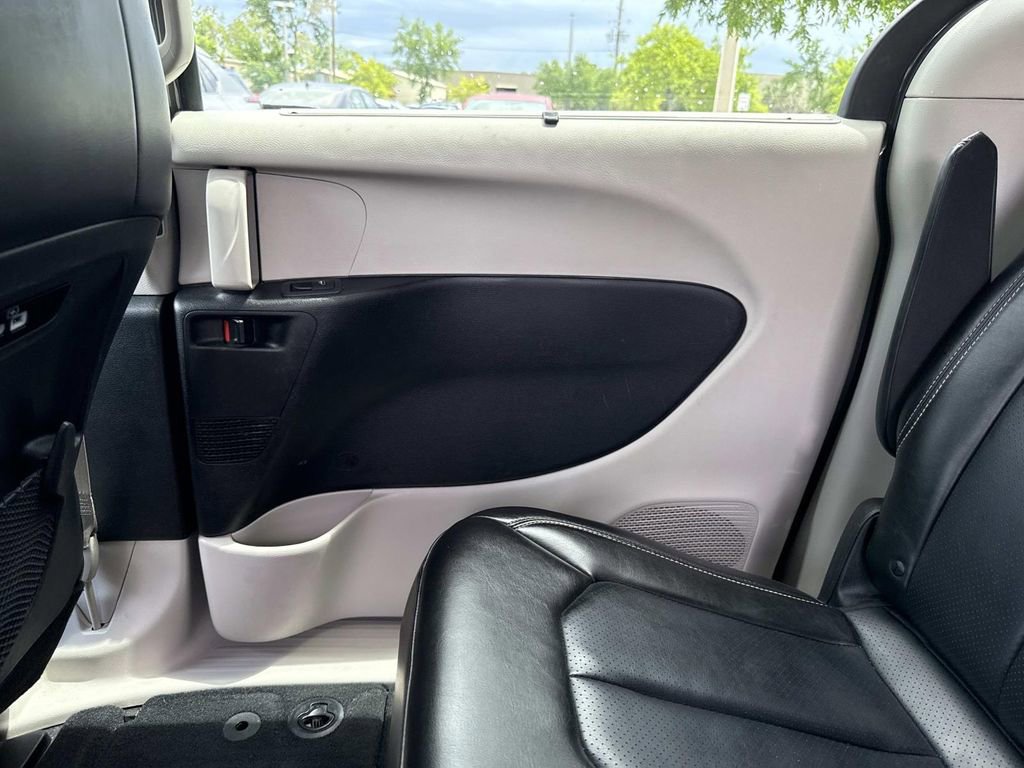 Used 2023 Chrysler Pacifica Touring-L FWD image 16