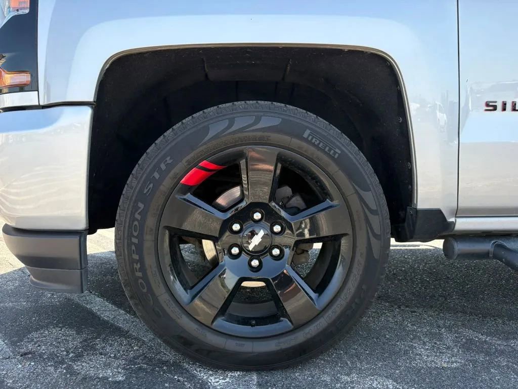 Used 2017 Chevrolet Silverado 1500 LT w/ Redline Edition AWD/4WD image 26