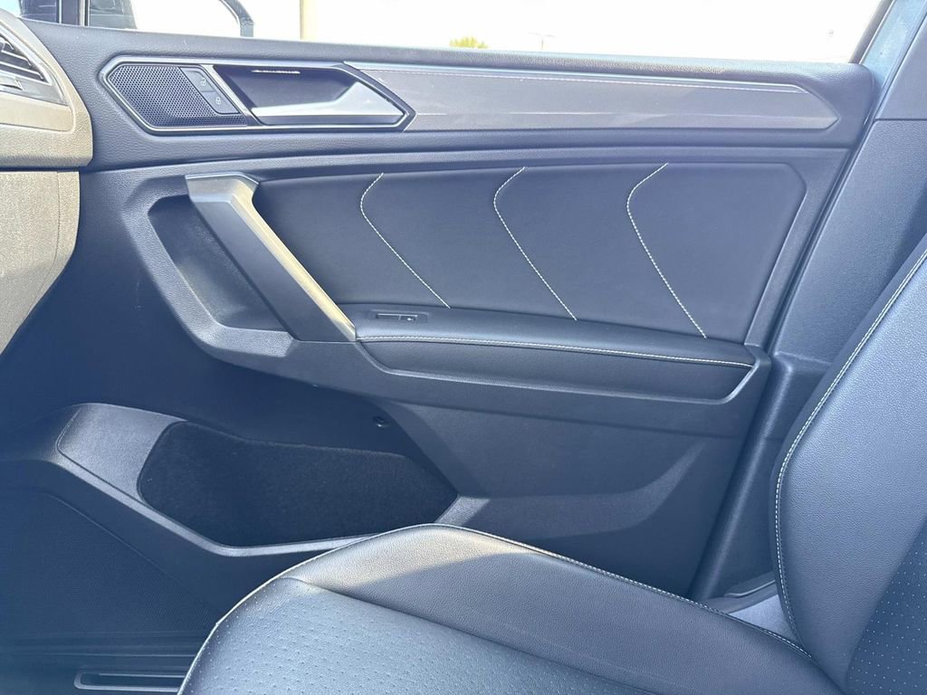 Used 2022 Volkswagen Tiguan SE R-Line image 28