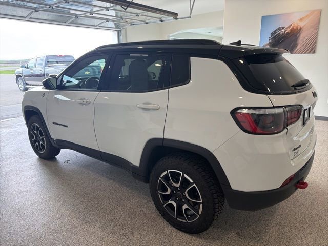 Used 2025 Jeep Compass Trailhawk AWD/4WD image 4