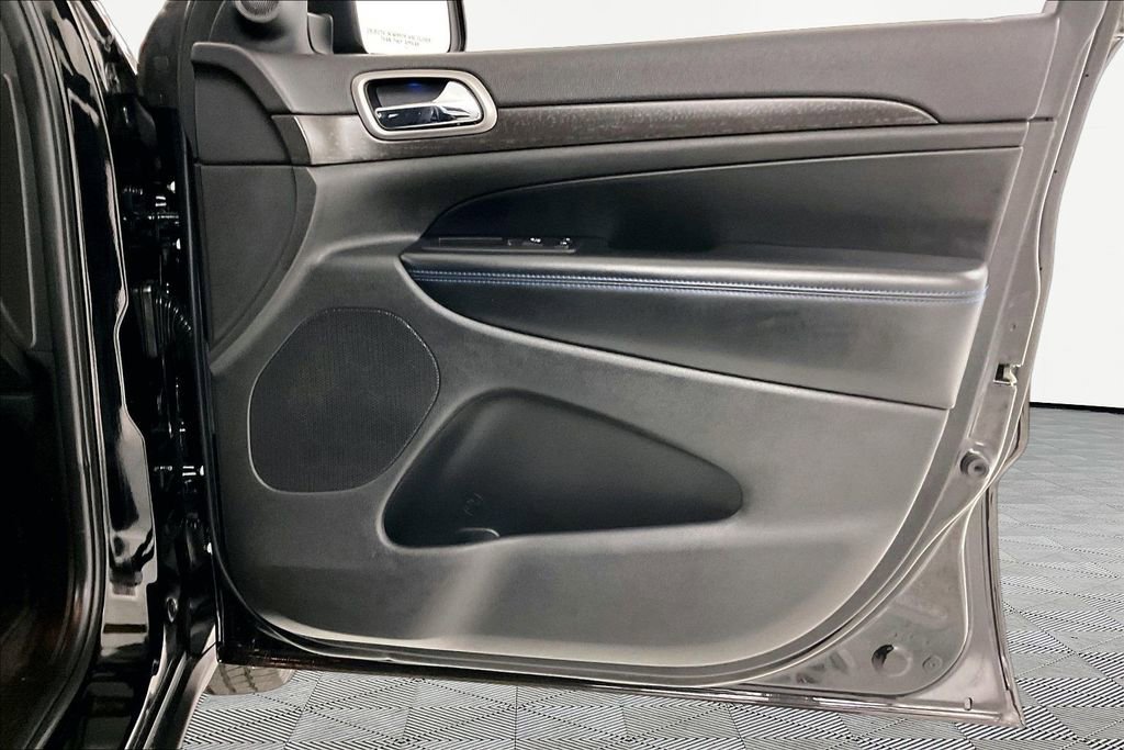 Used 2018 Jeep Grand Cherokee Laredo AWD/4WD image 23