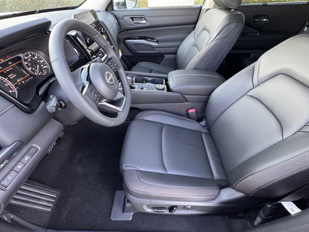 New 2025 Nissan Pathfinder SL image 9