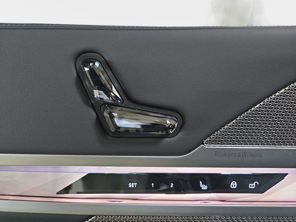 Used 2023 BMW 740i w/ Parking Assistance Package image 28