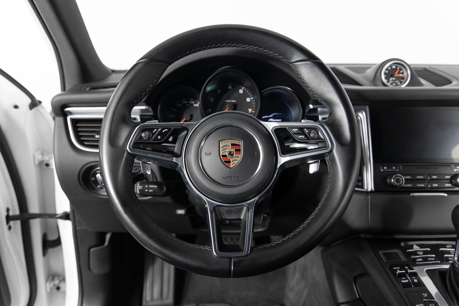 Used 2018 Porsche Macan AWD/4WD image 30