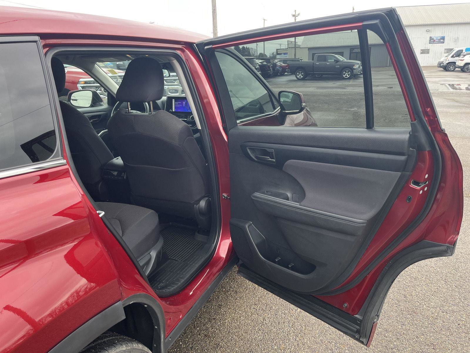 Used 2024 Toyota Highlander LE image 34