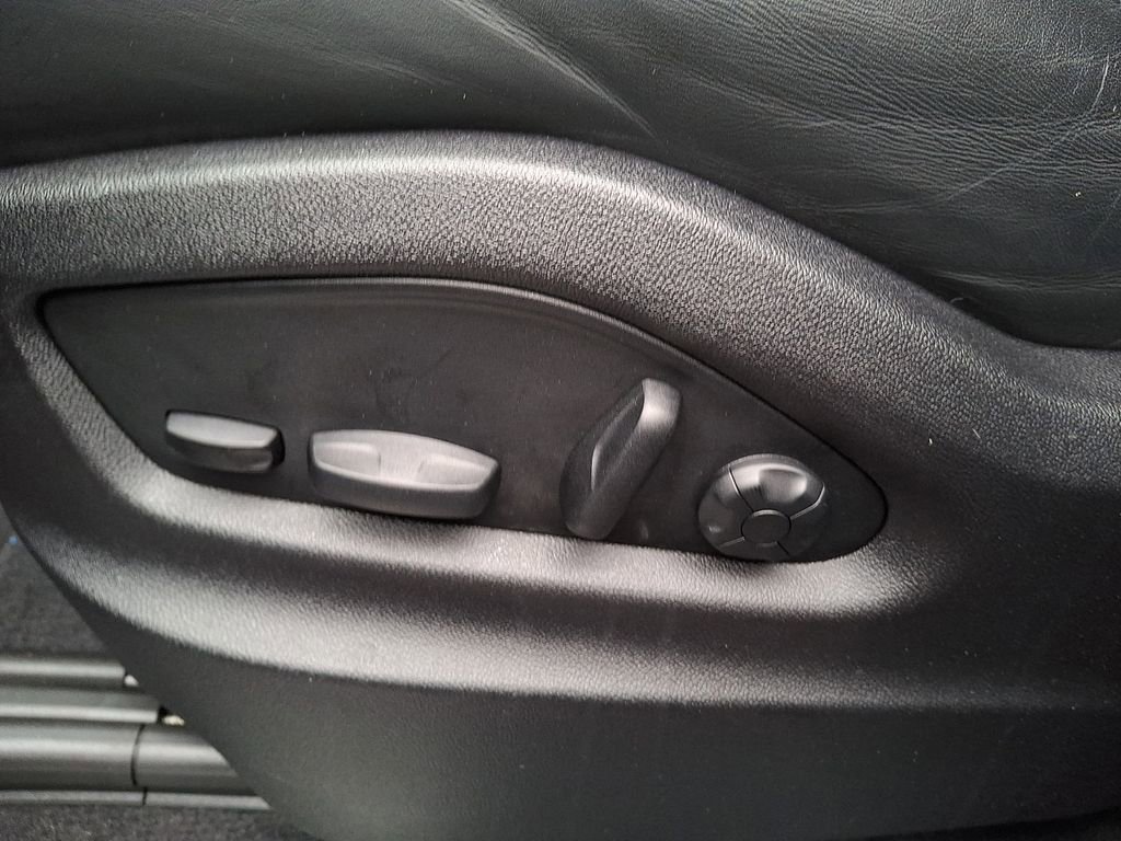 Used 2023 Porsche Cayenne w/ Premium Package image 10