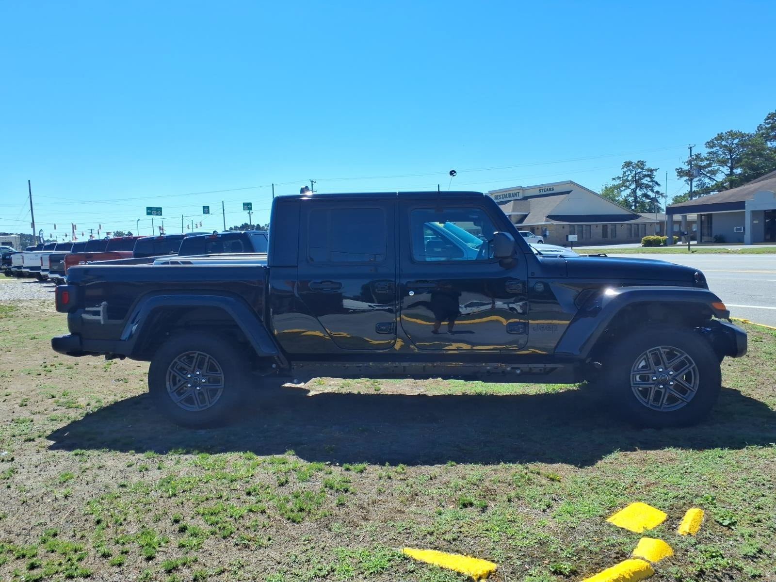 New 2026 Jeep Gladiator Sport AWD/4WD image 3