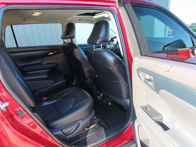 Used 2024 Toyota Highlander LE AWD/4WD image 28
