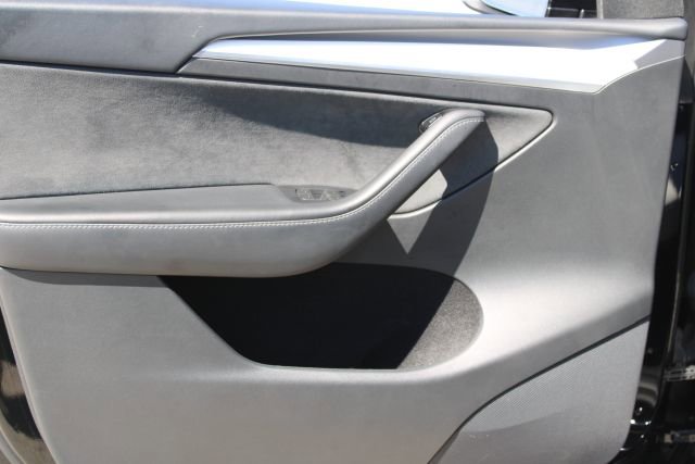 Used 2024 Tesla Model Y Long Range AWD/4WD image 9