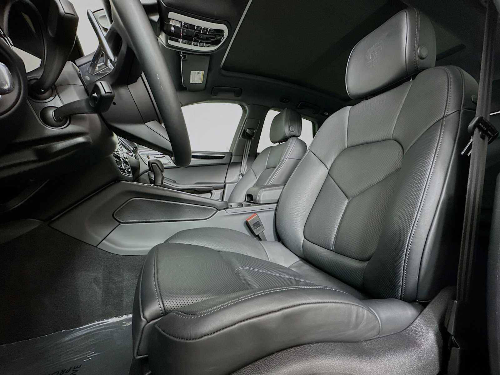 Certified 2026 Porsche Macan AWD/4WD image 5