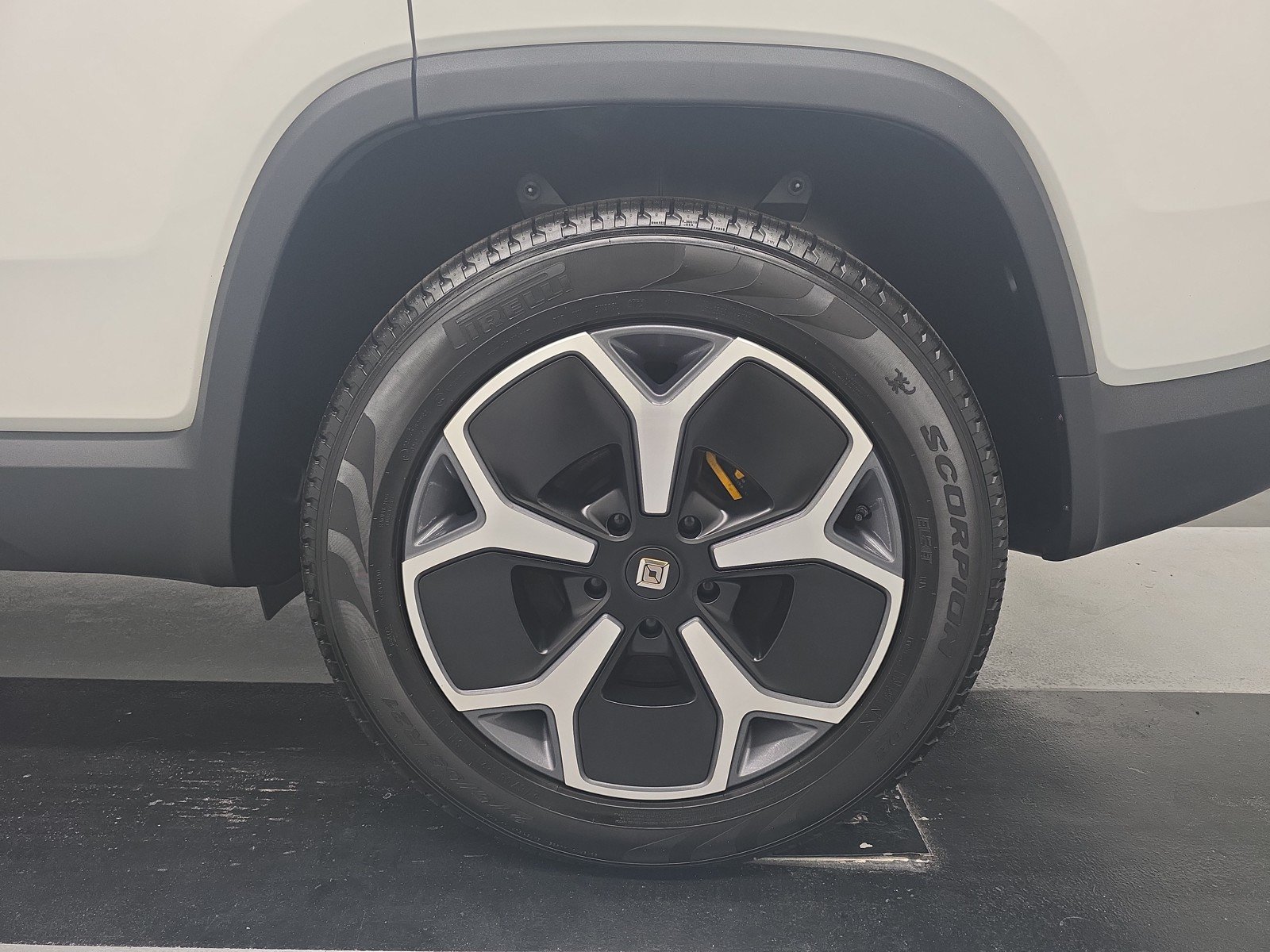 Used 2024 Rivian R1S Adventure AWD/4WD image 10