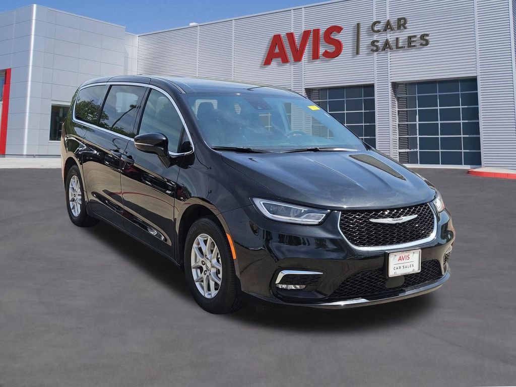 Used 2025 Chrysler Pacifica Select image 9