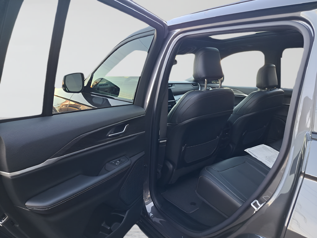 New 2025 Jeep Grand Cherokee Limited w/ MOPAR Finishing Package AWD/4WD image 12