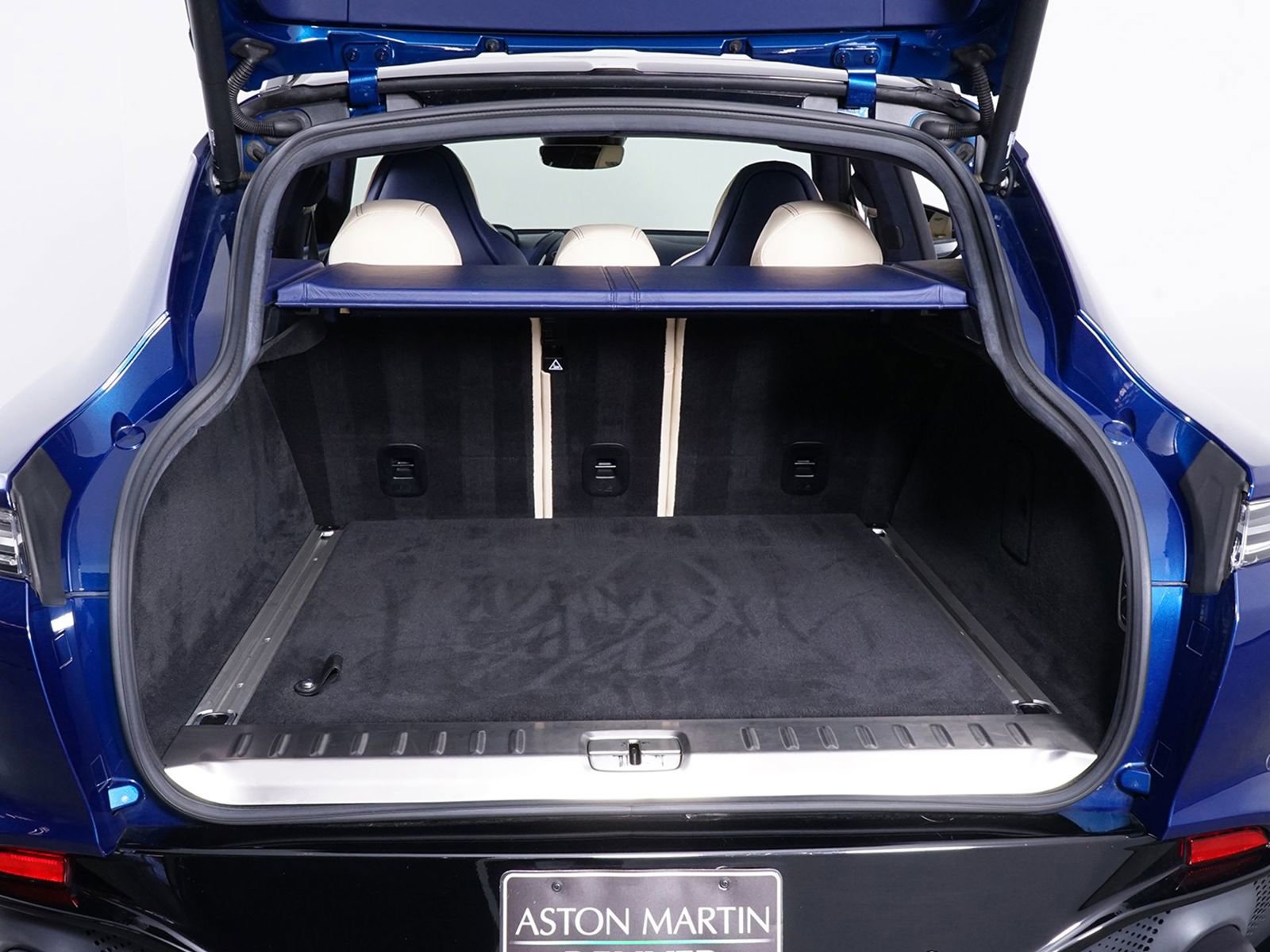 Used 2021 Aston Martin DBX image 19