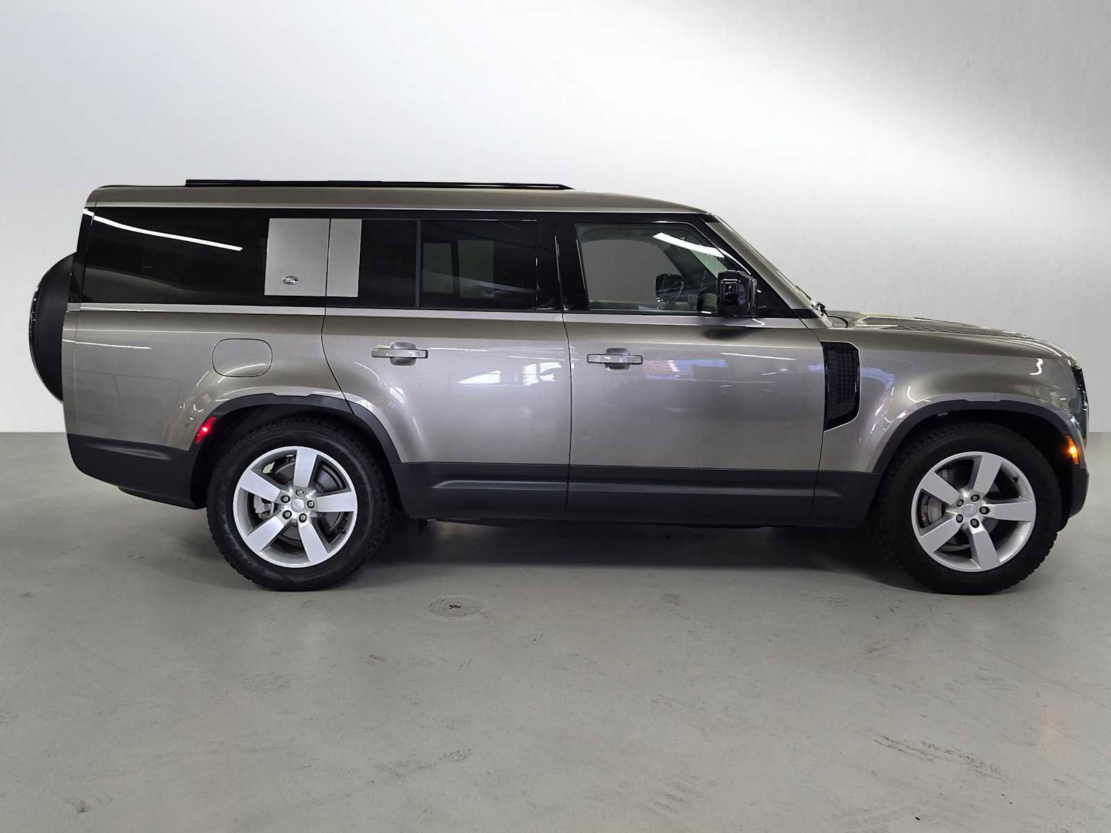 Used 2023 Land Rover Defender 130 SE image 6