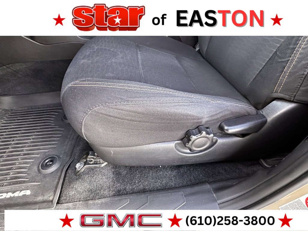 Used 2018 Toyota Tacoma SR5 w/ Exterior Package image 15