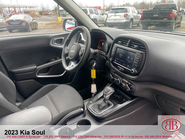 Used 2023 Kia Soul LX w/ LX Technology Package FWD image 9